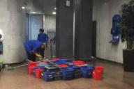 В минском аэропорту с потолков льет вода