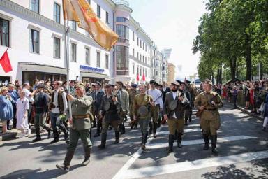 В Минске более 700 парней и девушек реконструировали партизанский парад 1944 года