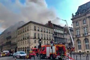 Центр французского города Бордо охвачен огнем