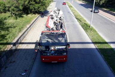Туристический автобус не влез под мост и «потерял» крышу