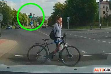 В Гродно велосипедистка спешилась на переходе, но пошла на красный. Во всем виноват смартфон