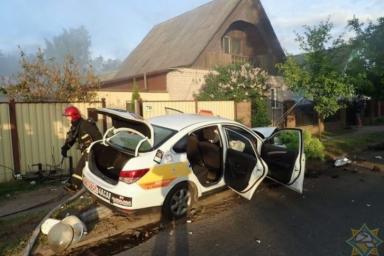 Таксист в Витебске сбил опору электропередач: провода подожгли дом