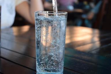 Есть ли польза от воды в бутылках: мнение ученых