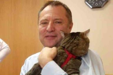 «Любишь котейку, люби и коготейки». Российский депутат пришел на заседание с котом