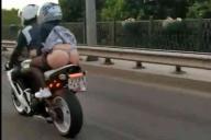 «Ничего такая». По Могилеву на мотоцикле ехала девушка с голой попой