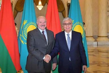 Лукашенко и Токаев обменялись подарками. Что подарили белорусскому лидеру