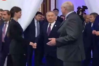 Лукашенко предложил Назарбаеву поцеловать Дарью Шманай