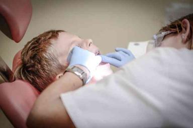Какие лекарства плохо влияют на зубы: мнение стоматологов