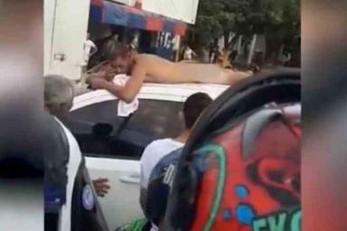 Жена отомстила неверному мужу, провезя его голым по городу на крыше авто