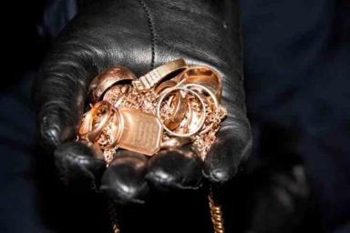 Ограбление на 400 тыс. долларов: в РФ доставили белоруску, укравшую кольцо с бриллиантом