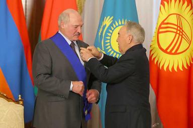Лукашенко заявил, что из Назарбаева «можно еще много выжать»