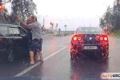 В Гродно двое мужчин из Mercedes станцевали на дороге под дождем