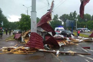 В Минске ветер сорвал крышу дома и бросил на машины на дороге