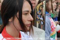 «Это не шутки». Cолистка группы IOWA пронесла «Пламя мира» в Могилеве