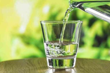 Сколько воды нужно пить в жару: рекомендации врача
