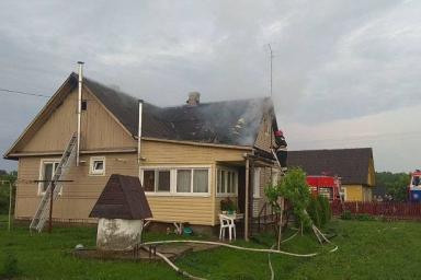 Молния в Мостах едва не сожгла дом женщины
