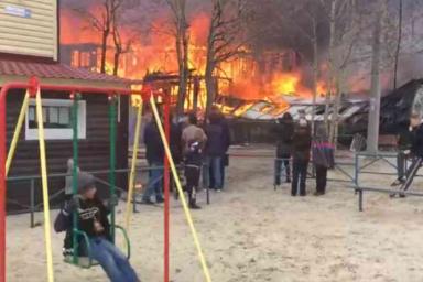 «Обычный день в России»: Мальчик на качелях на фоне пожара стал героем соцсетей