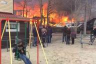 «Обычный день в России»: Мальчик на качелях на фоне пожара стал героем соцсетей