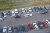 Не угодил парковкой: В Бресте пенсионерка сбросила из окна цветочный горшок на «Лексус»