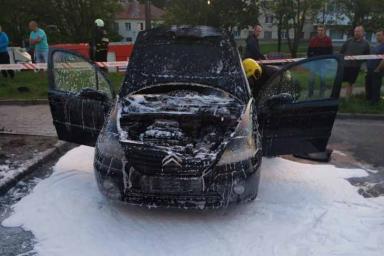 В Минске на парковке вспыхнул Citroen из-за короткого замыкания