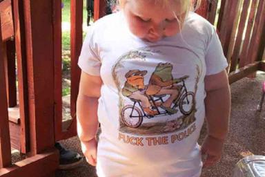 Неприличная надпись на футболке трехлетней девочки рассмешила пользователей сети
