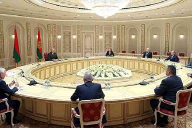 Лукашенко: Конституция придала мощный импульс становлению демократии