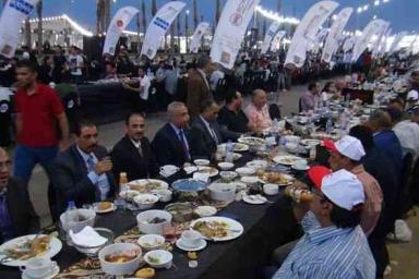 Тянет на рекорд: трехкилометровый стол накрыли в Египте в честь Рамадана