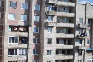 «Висел на руках, но не смог забраться назад»: В Березе мужчина сорвался с 5-го этажа