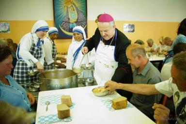 В Гомеле посол Ватикана помог накормить бездомных