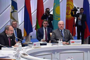 Расчесывающий усы и брови Лукашенко попал на видео