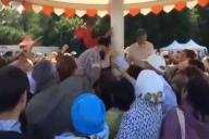 Драка за еду: горожане в парке устроили давку за бесплатным попкорном и пловом