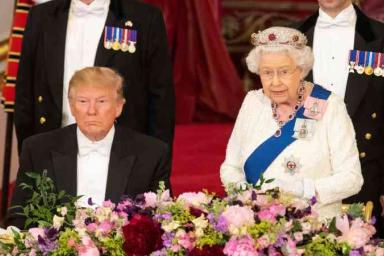 Трамп едва не уснул во время речи королевы Елизаветы II