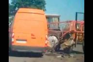 Микроавтобус на гомельских номерах жестко столкнулся с трактором под Минском