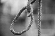 Женщина пришла в парк и повесилась