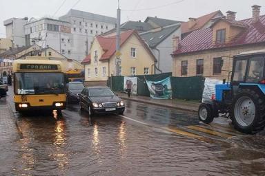 В Гродно сильный ливень подтопил улицы и парализовал движение