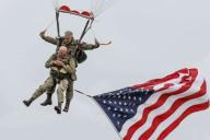 Возраст не помеха: мужчина прыгнул с парашютом в 97 лет