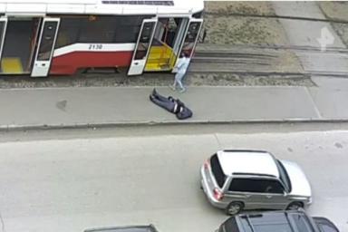 Мужчину с инсультом вынесли из трамвая и бросили на тротуаре