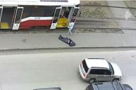 Мужчину с инсультом вынесли из трамвая и бросили на тротуаре