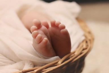 «Ушла в гости»: Молодая мать оставила младенцев-близнецов одних на сутки