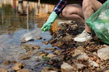 Сколько пластика попадает в организм человека ежегодно: рассказали ученые