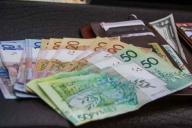 «Не выдержала и ушла сама». Белорусы рассказали о сложностях работы и зарплатах в бюджетной сфере