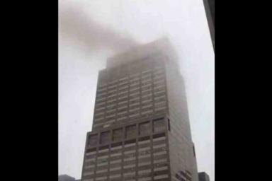 В Нью-Йорке вертолет врезался в небоскреб