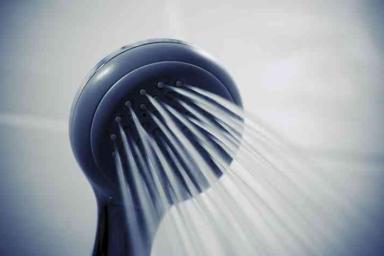 Ученые считают, что холодный душ в жару может быть опасен