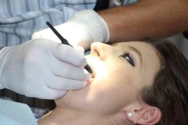 Стоматологи рассказали, какие привычки могут оставить нас без зубов