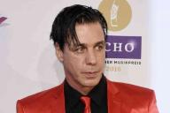 Автограф кулаком. Лидер Rammstein сломал челюсть своему фанату 