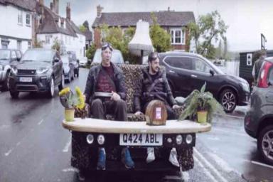 Британский автоумелец создал диваномобиль