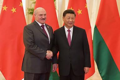 Лукашенко подарил Си Цзинпину бронзового аиста