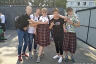 Парням из минского колледжа запретили приходить в шортах – они пришли в юбках 