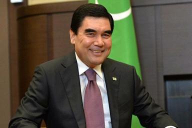 Президент Туркменистана на военных учениях с велосипеда расстрелял мишени из пистолета