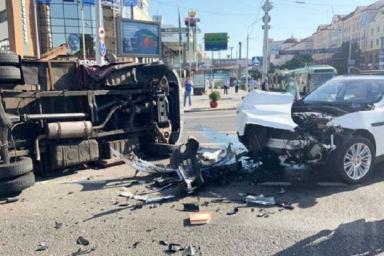 ДТП в Минске: грузовик на боку, джип искорежен, хлеб по всей дороге